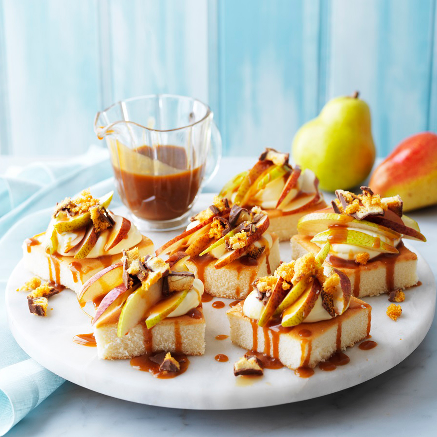 Mini sponge cakes with pears and salted caramel sauce